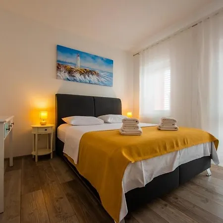 Apartment With A Parking Space Kastel Gomilica, - 22589 *