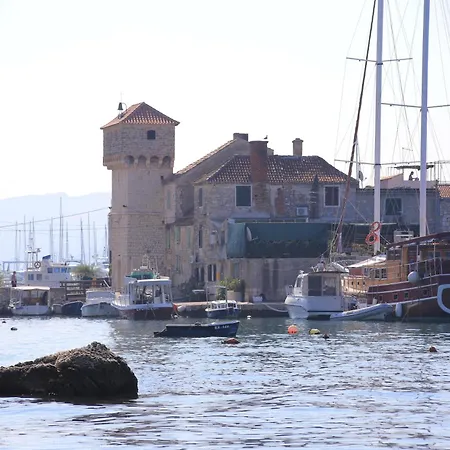 Apartment With A Parking Space Kastel Gomilica, - 22589 *
