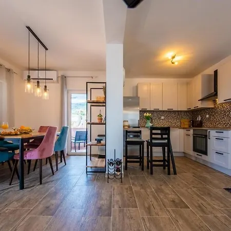 Apartment With A Parking Space Kastel Gomilica, - 22589